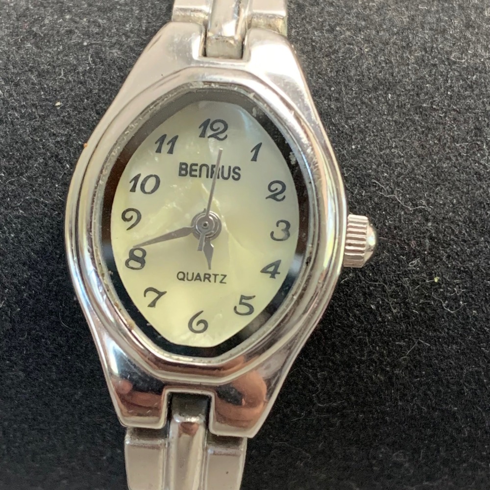 Benrus Ladies Silver Tone Quartz Watch BN108LM Oval Dial Link Bracelet